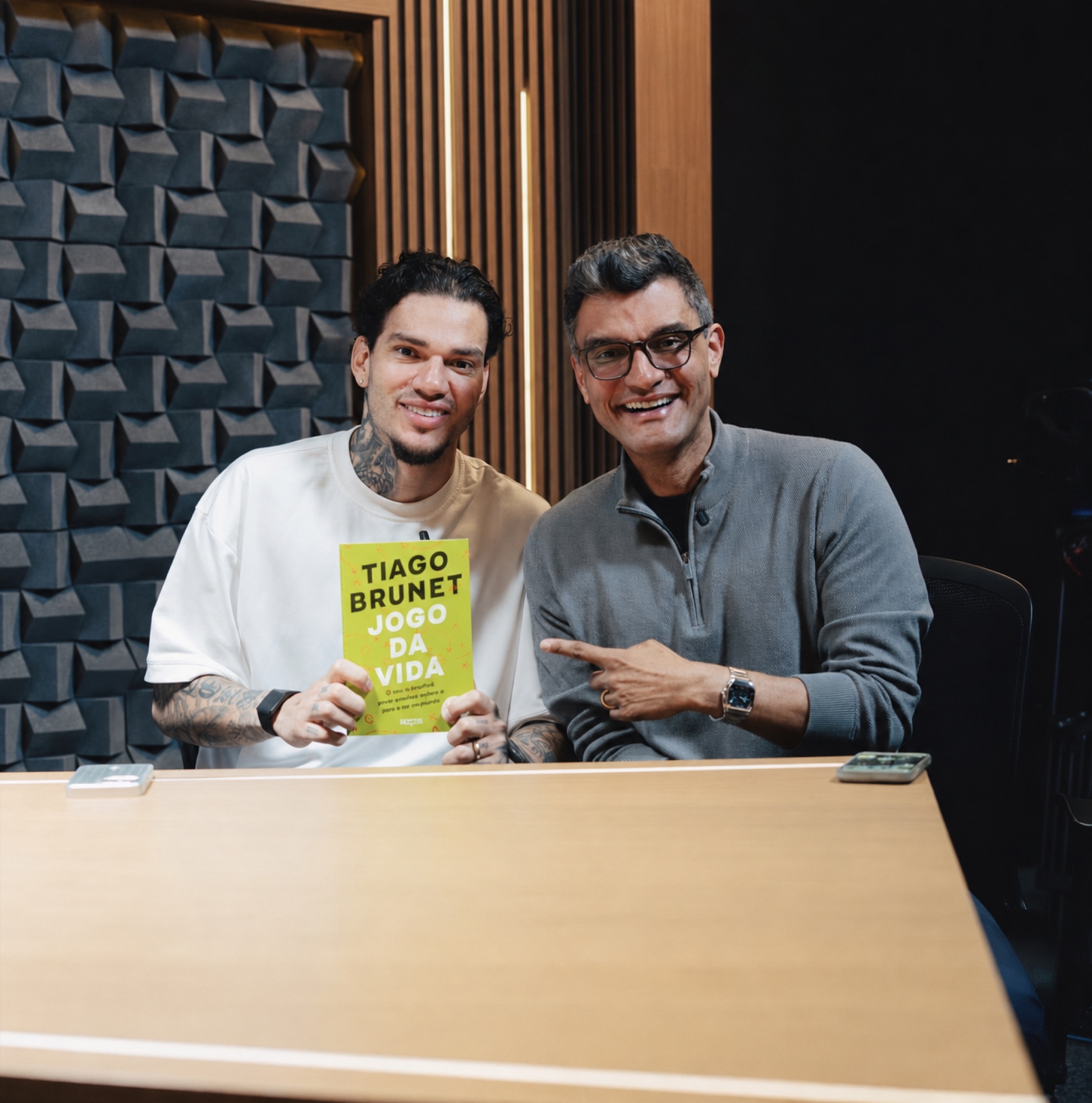 Tiago Brunet apresentando o livro Jogo da Vida ao lado de um convidado