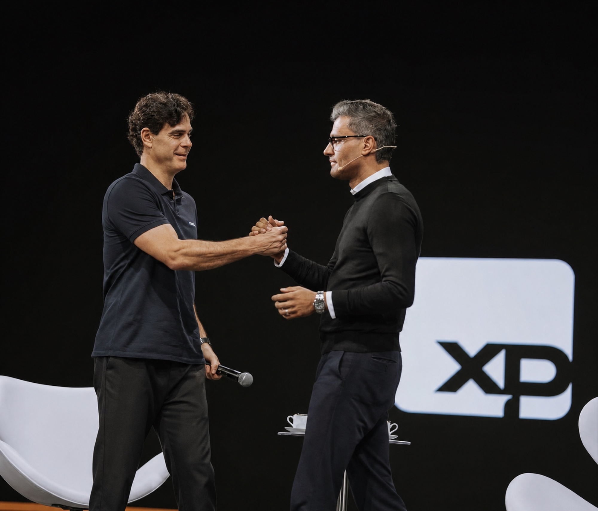 Tiago Brunet cumprimentando um convidado no palco