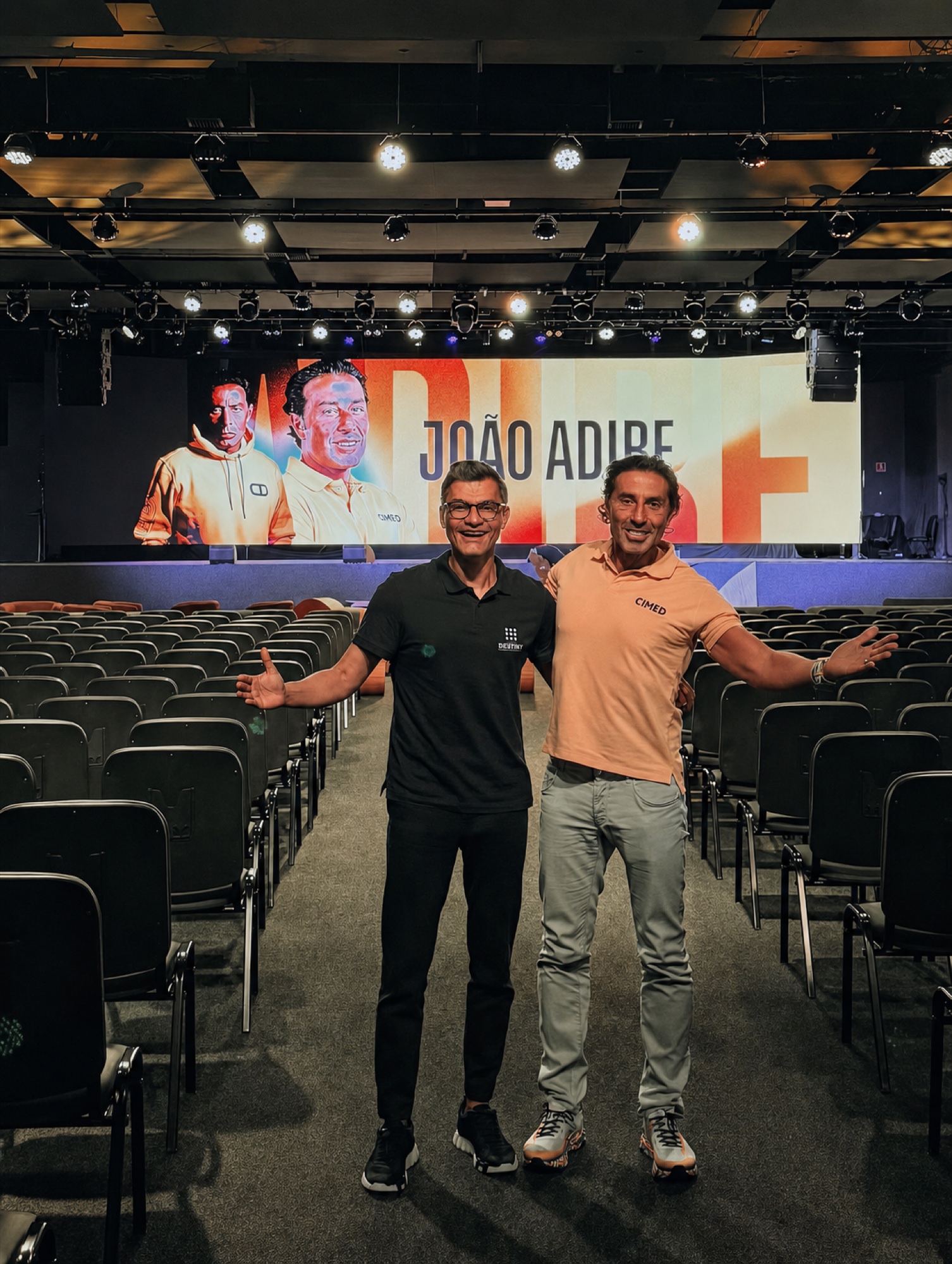 Tiago Brunet em um auditório antes de um evento