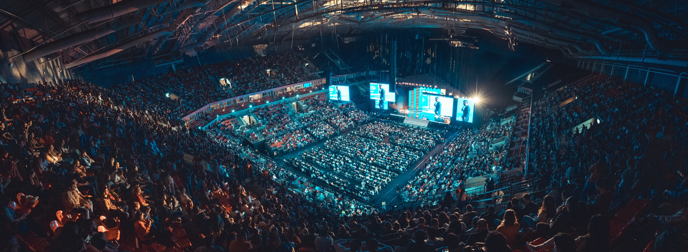 Arena lotada durante uma palestra de Tiago Brunet